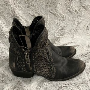 Circle G by Corral Women’s size 10 distressed black booties